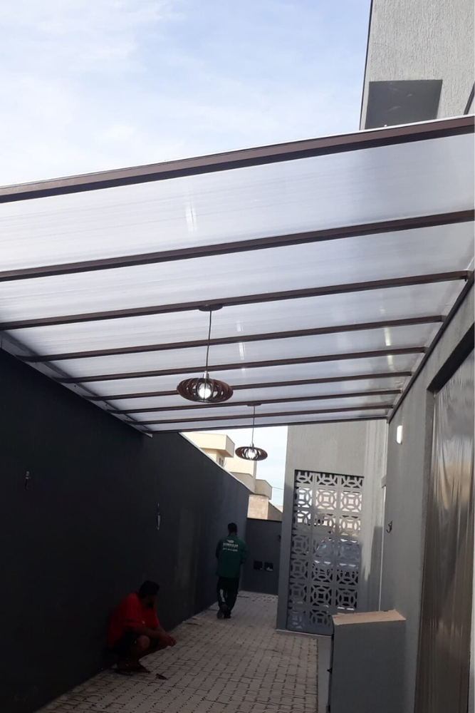 Policarbonato e estruturas metálicas